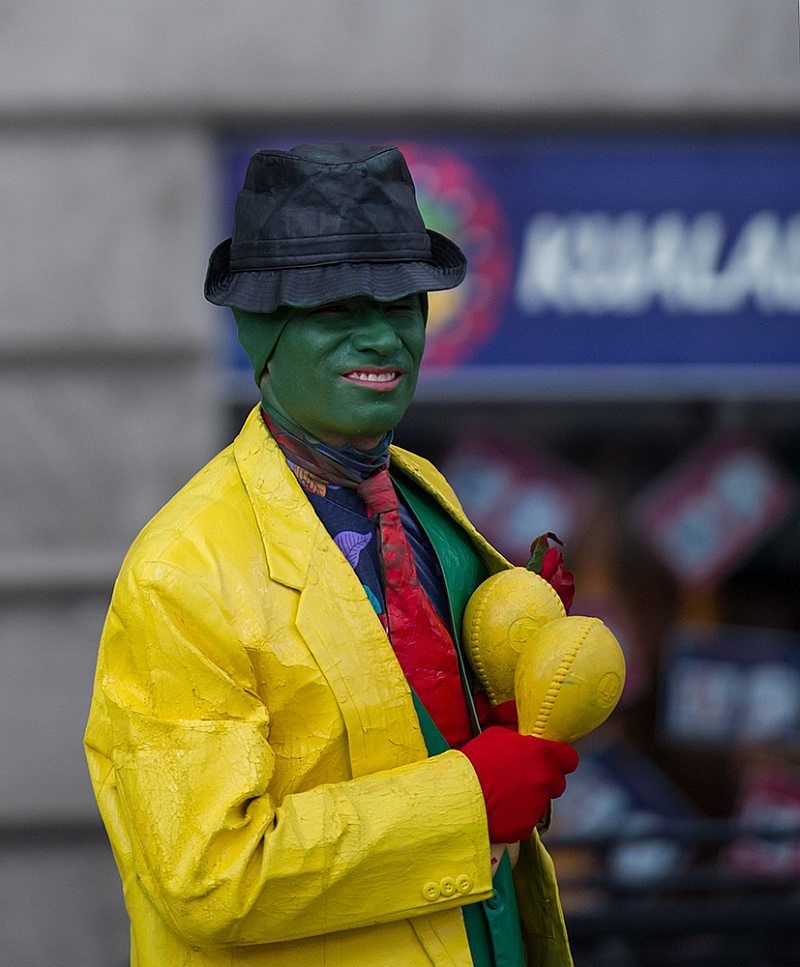 Zielony uliczny artysta w żółtej marynarce na La Rambla w Barcelonie