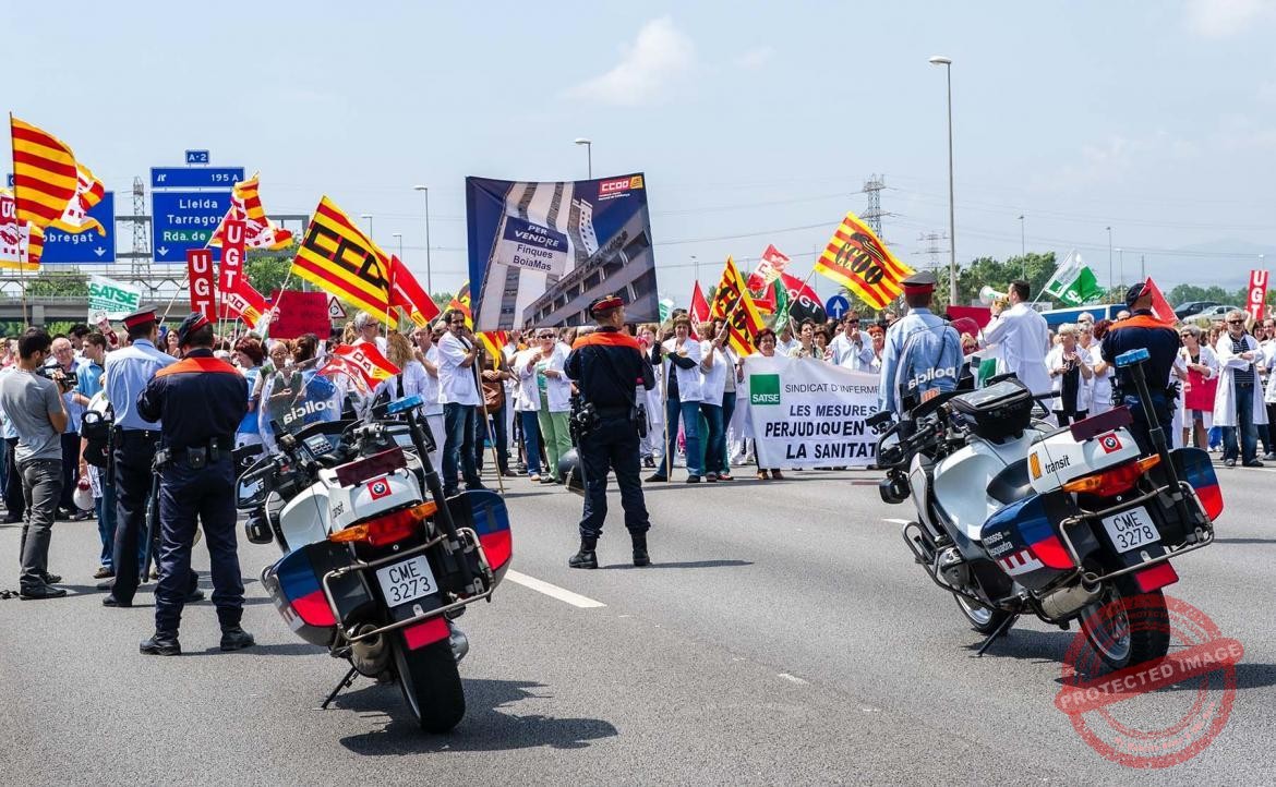Protest pracowników służby zdrowia na autostradzie pomiędzy Barcekoną a lotniskiem El Prat