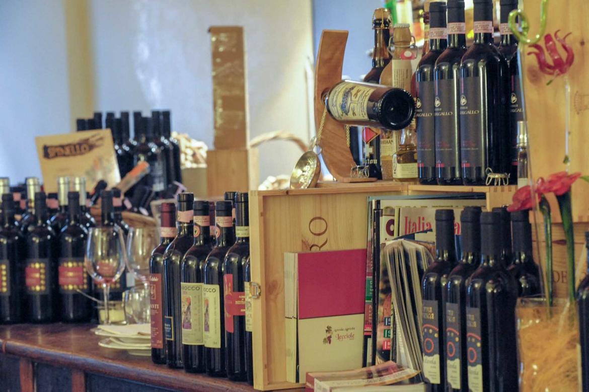 Butelki z toskańskim winem we włoskiej restauracji we Florencji