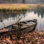 Jesienny pejzarz ze starą łodzią na rzecze Krutyni