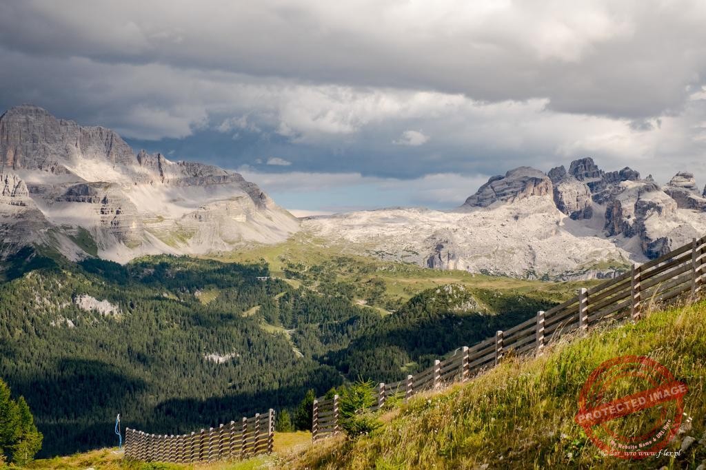 Widok na Passo Groste w Dolomitach w okolicach Madonny di Campiglio