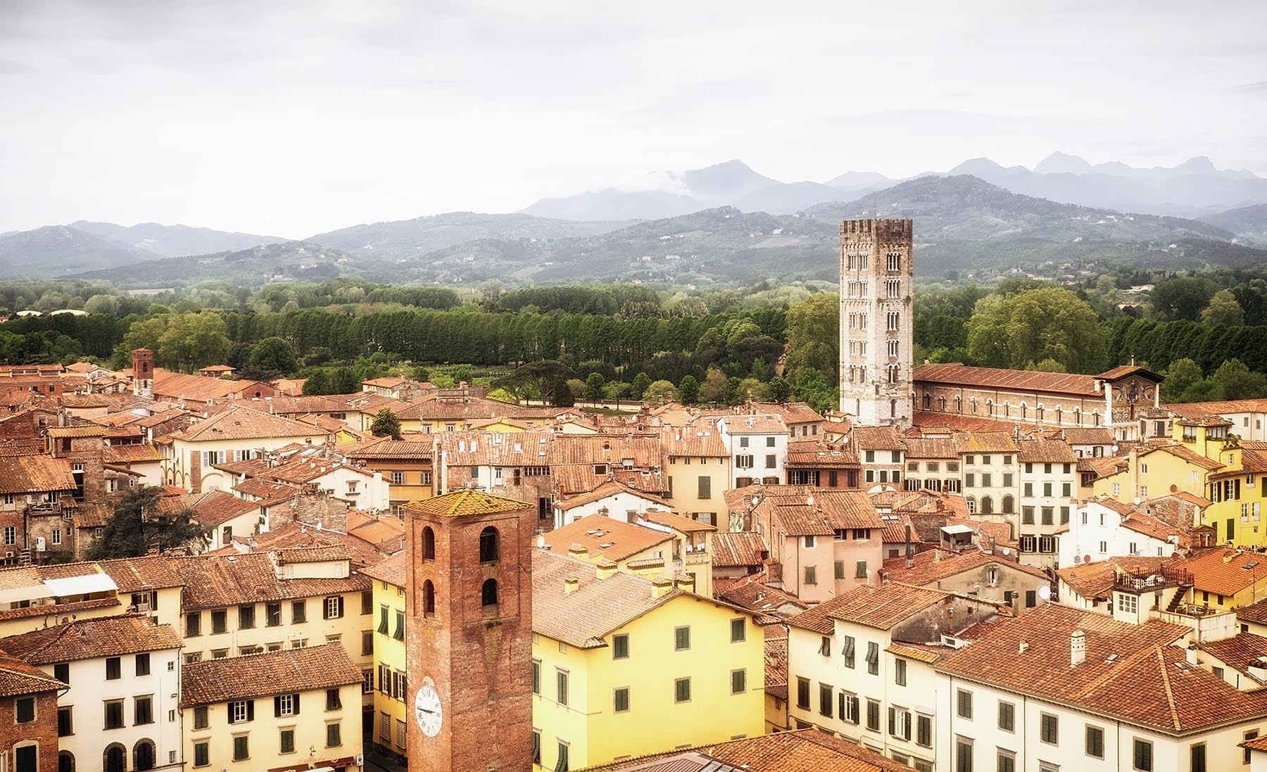 Wiosenna panorama deszczowej Lucca i okolic.