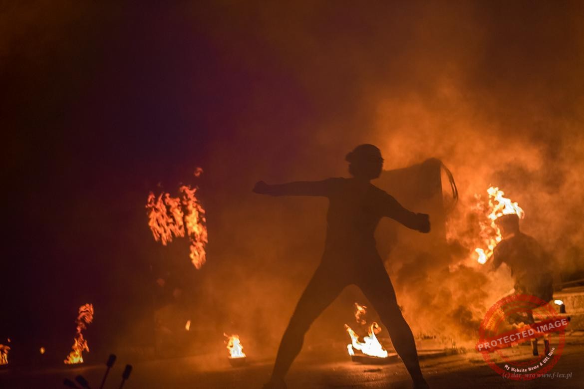 Mężczyzna tańczący z ogniem.