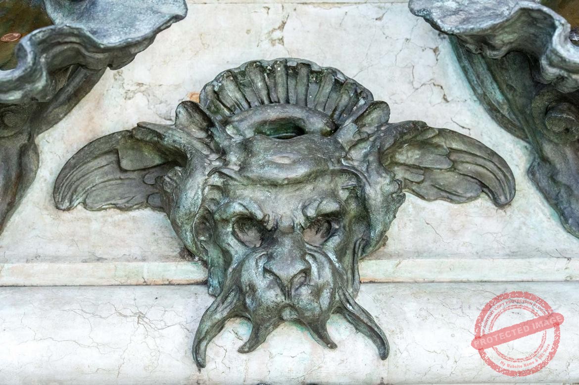 Detal architektoniczny na moście we Florencjiwe Florencji