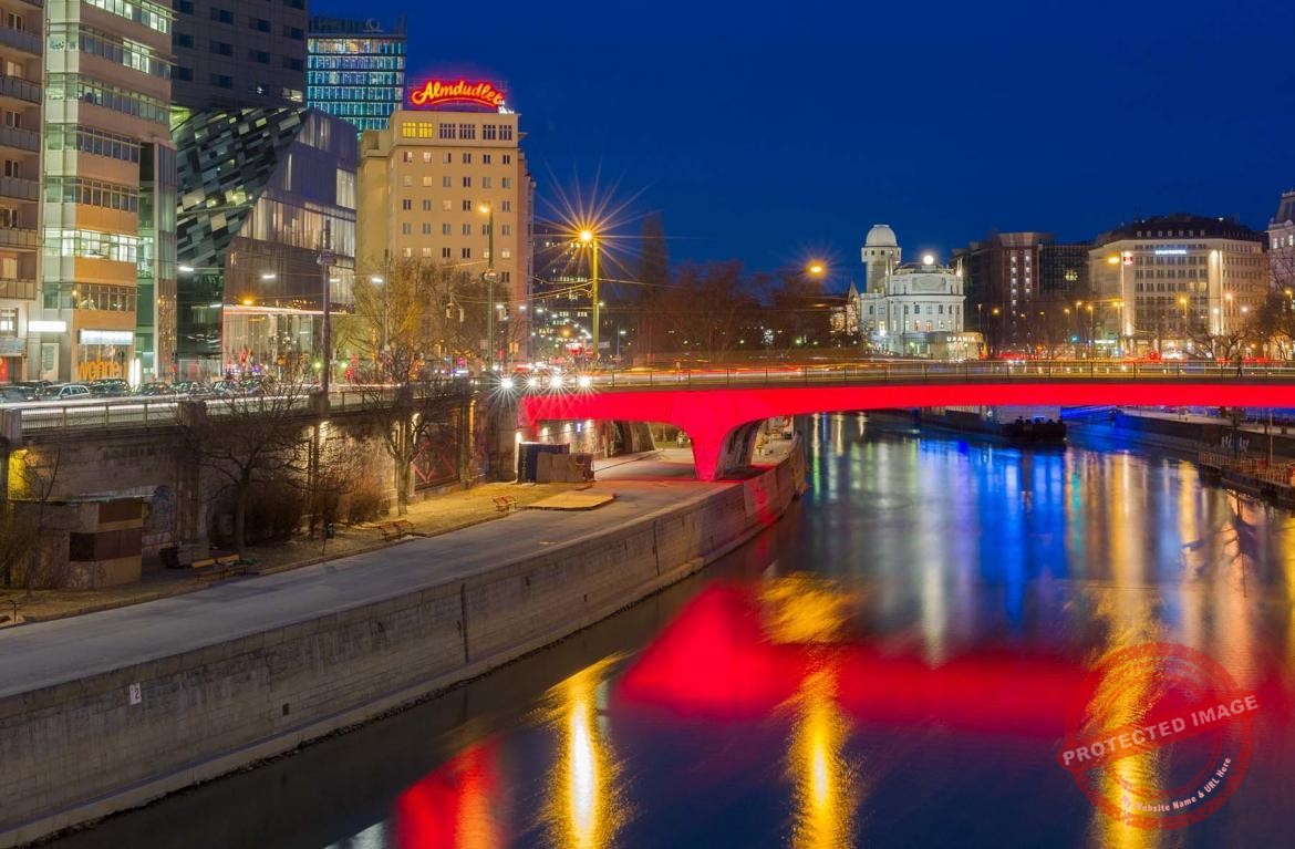 Kolorowe refleksy miasta na Dunaju przepływającym przez Wiedeń