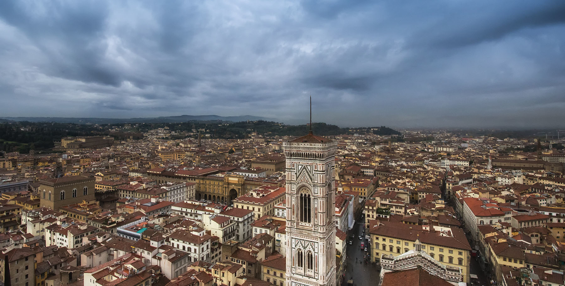 Widok na Campanile i Florencję z kopuły katedr Santa Maria del Fiore