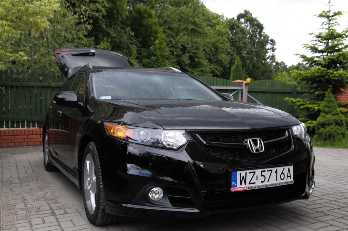 Czarna honda accord kombi