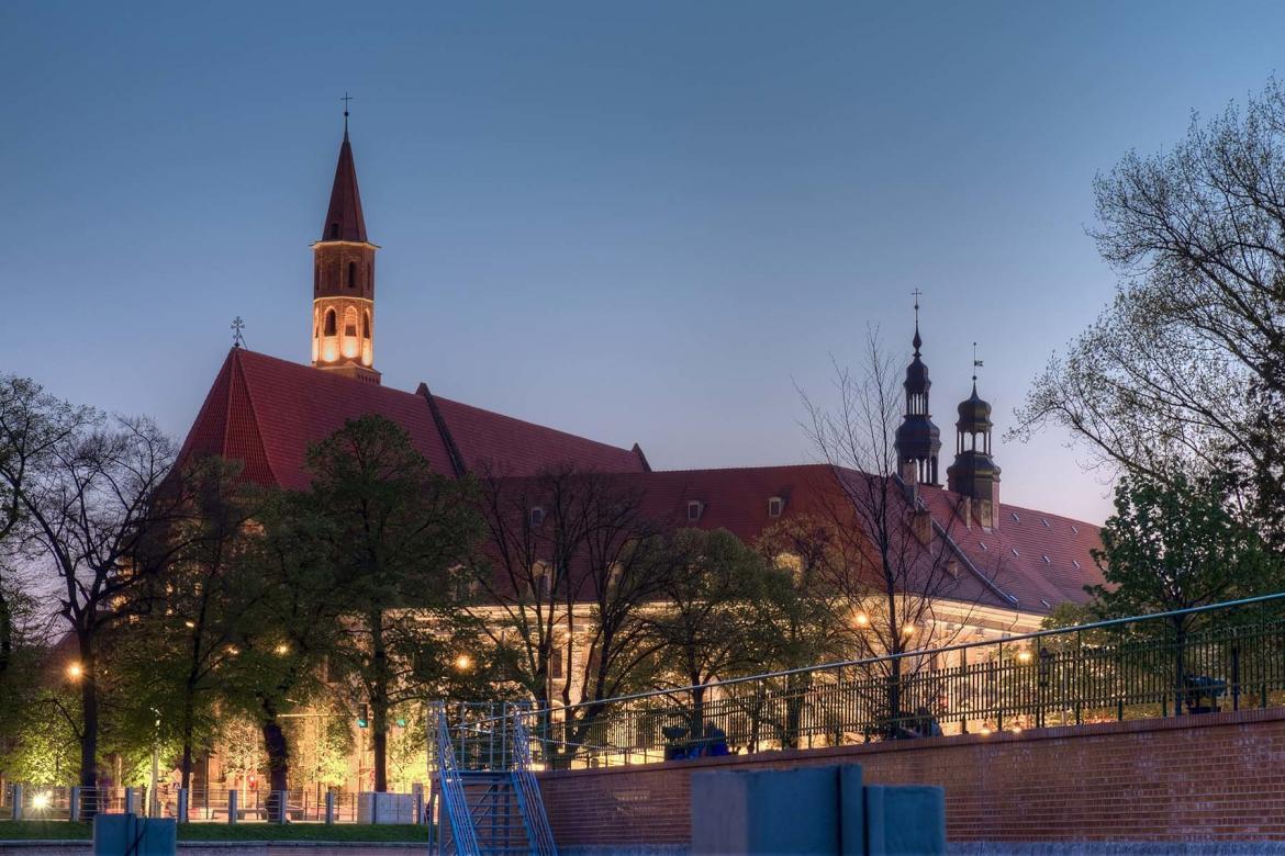 Instytut Filologii Polskiej Uniwersytetu Wrocławskiego wieczorową porą widziany z nadbrzeża Odry