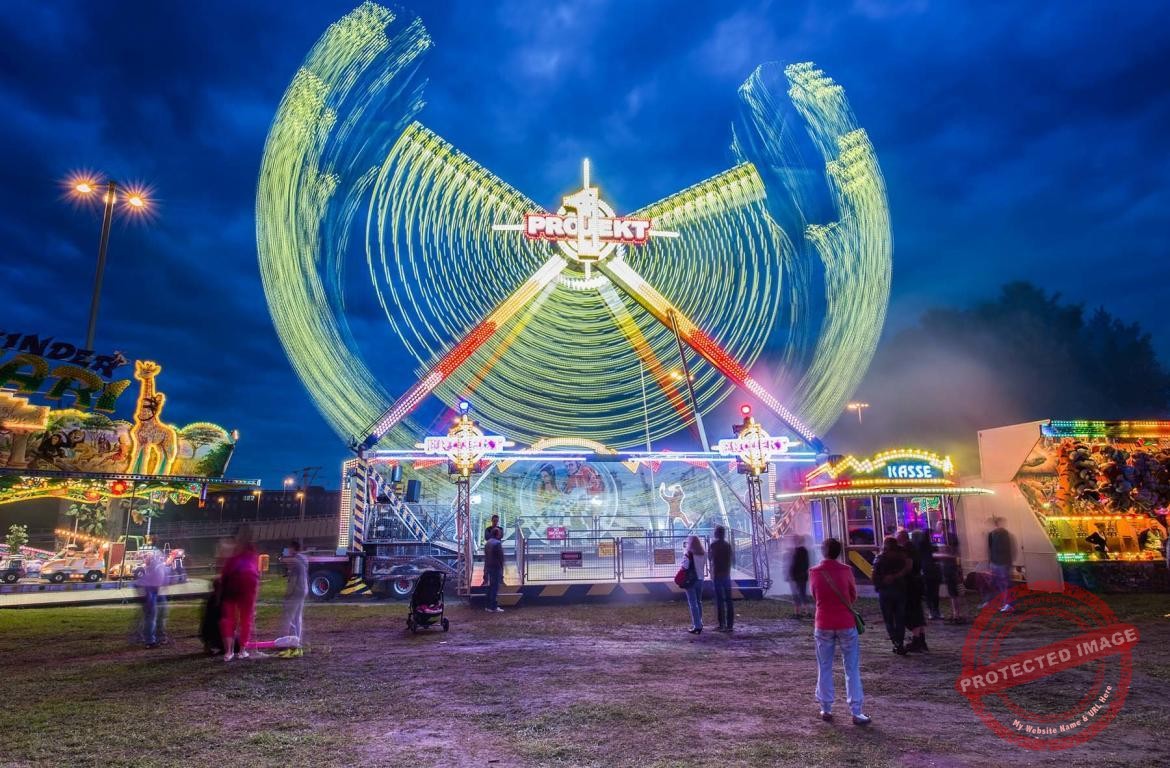 Kolorowa karuzela wieczorową porą we Wrocławiu