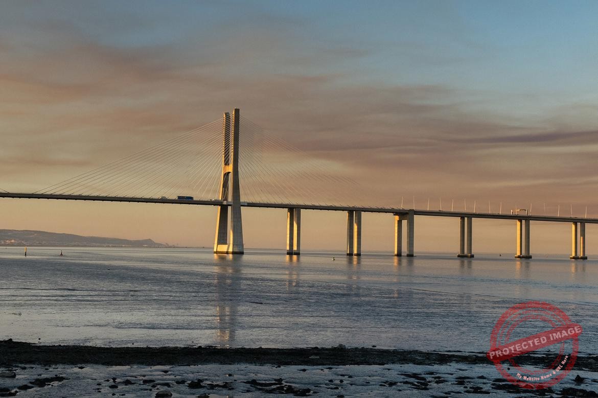 Kolorowe światła zachodzącego słońca w okolicach Mostu Vasco da Gamma w Lizbonie