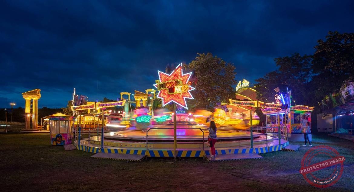 Kolorowa karuzela w lunaparku we Wrocławiu przy ul. Mazowieckiej