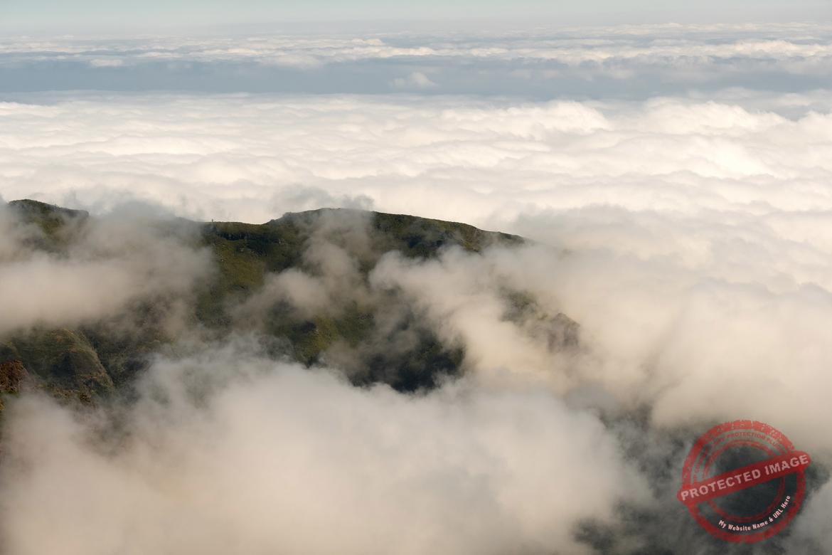Szczyt Pico do Arieiro na Maderze w chmurach.