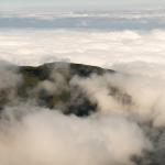 Szczyt Pico do Arieiro na Maderze w chmurach.