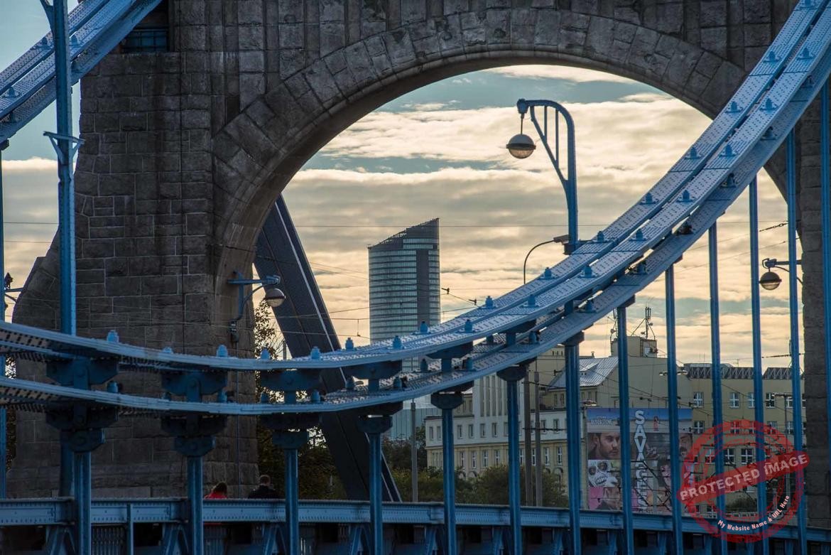 Fragment Mostu Grunwaldzkiego we Wrocławiu, w tle Sky Tower