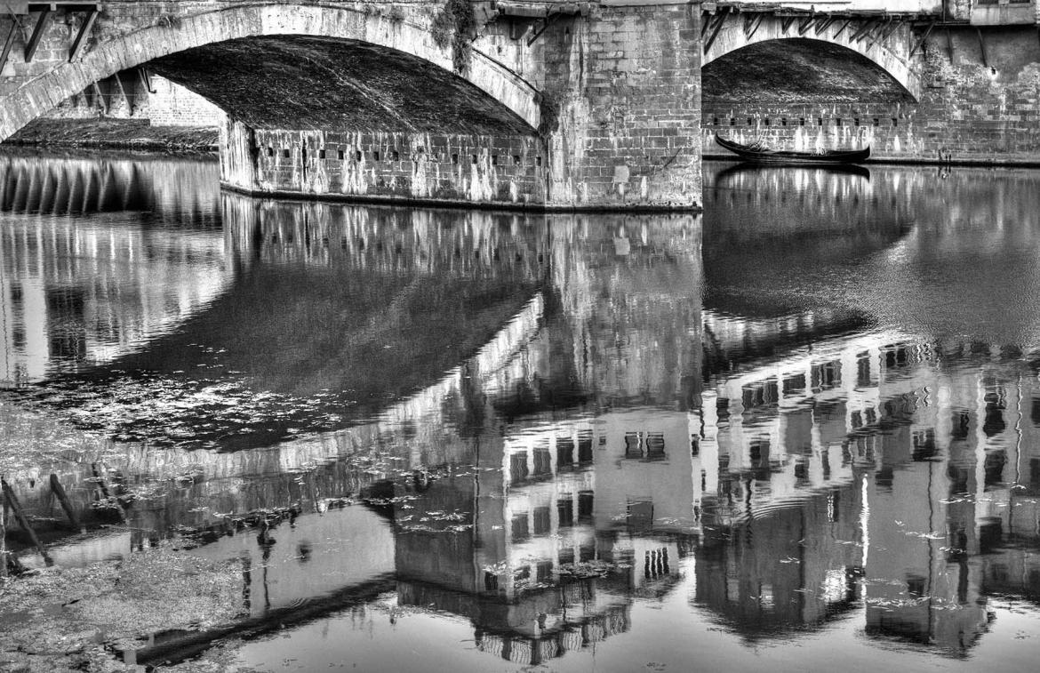 Odbicie Ponte Vecchio w nurtach Arno (czerń i biel)