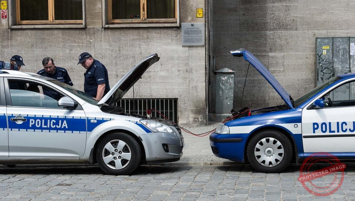 Dwa radiowozy z wyładowanym akumulatorem