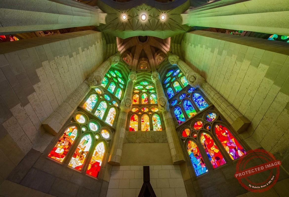 Gra świateł w kolorowych witrażach Sagrady Familia w Barcelonie.