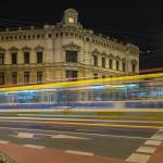 Nocny przejazd wrocławskiego tramwaja we Wrocławiu