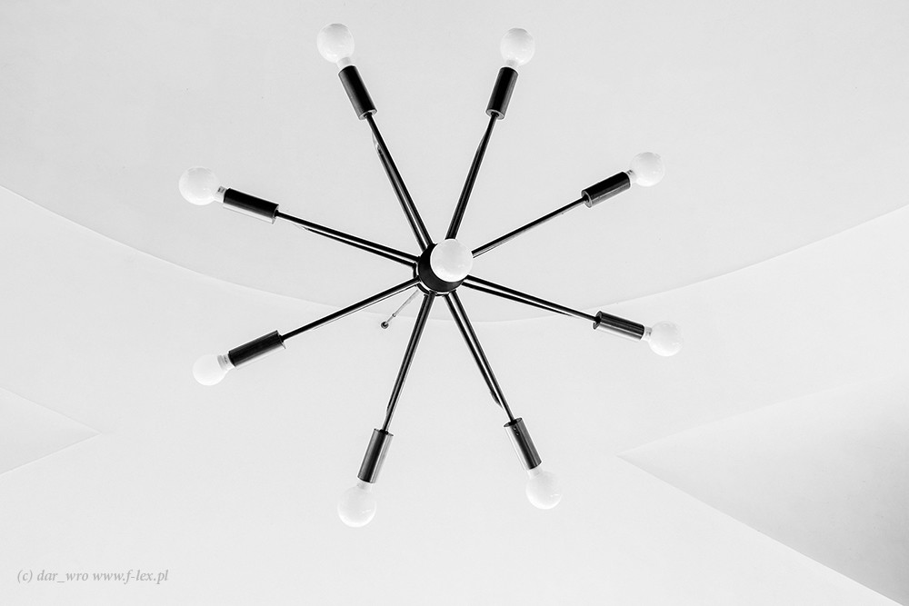 Wisząca lampa w praskiej kawiarni.