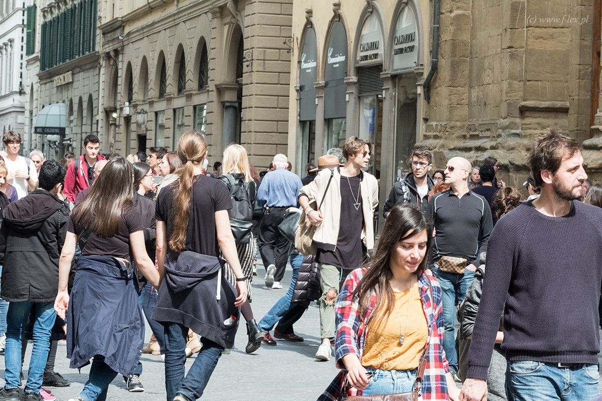 Spacerujący turyści w słoneczny dzień we Florencji
