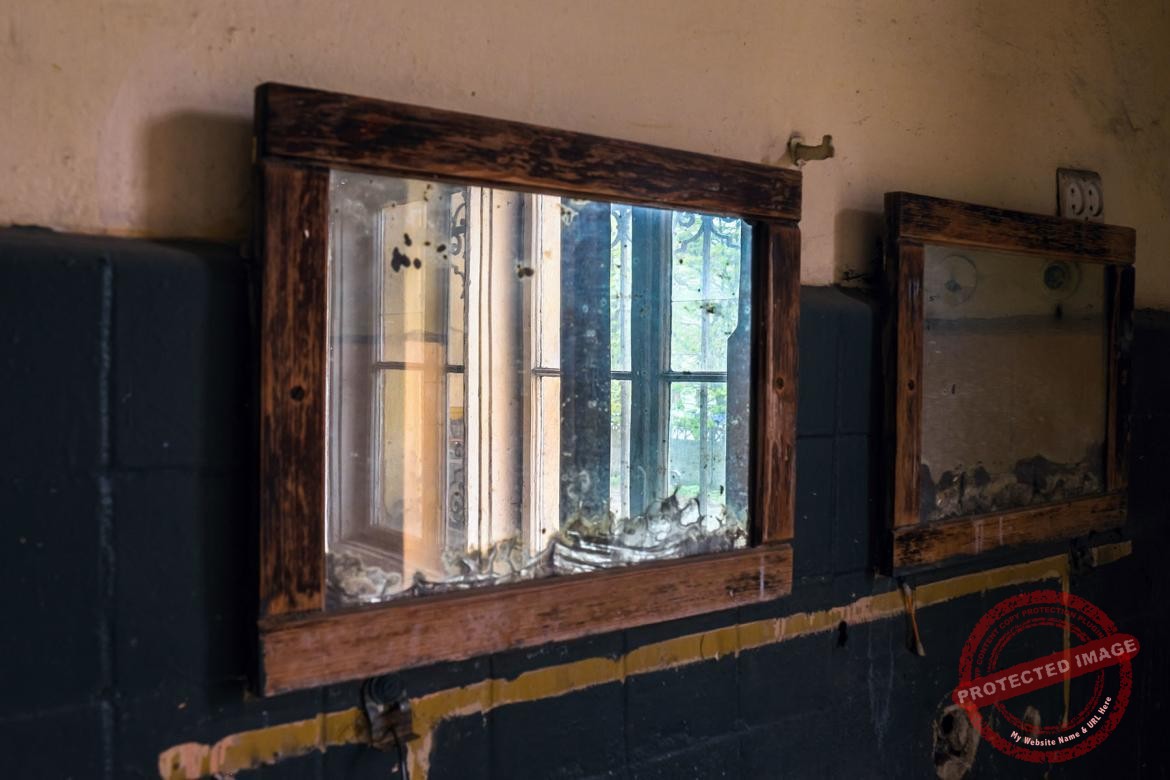 Stare lustra w łazience opuszczonej piekarni we Wrocławiu